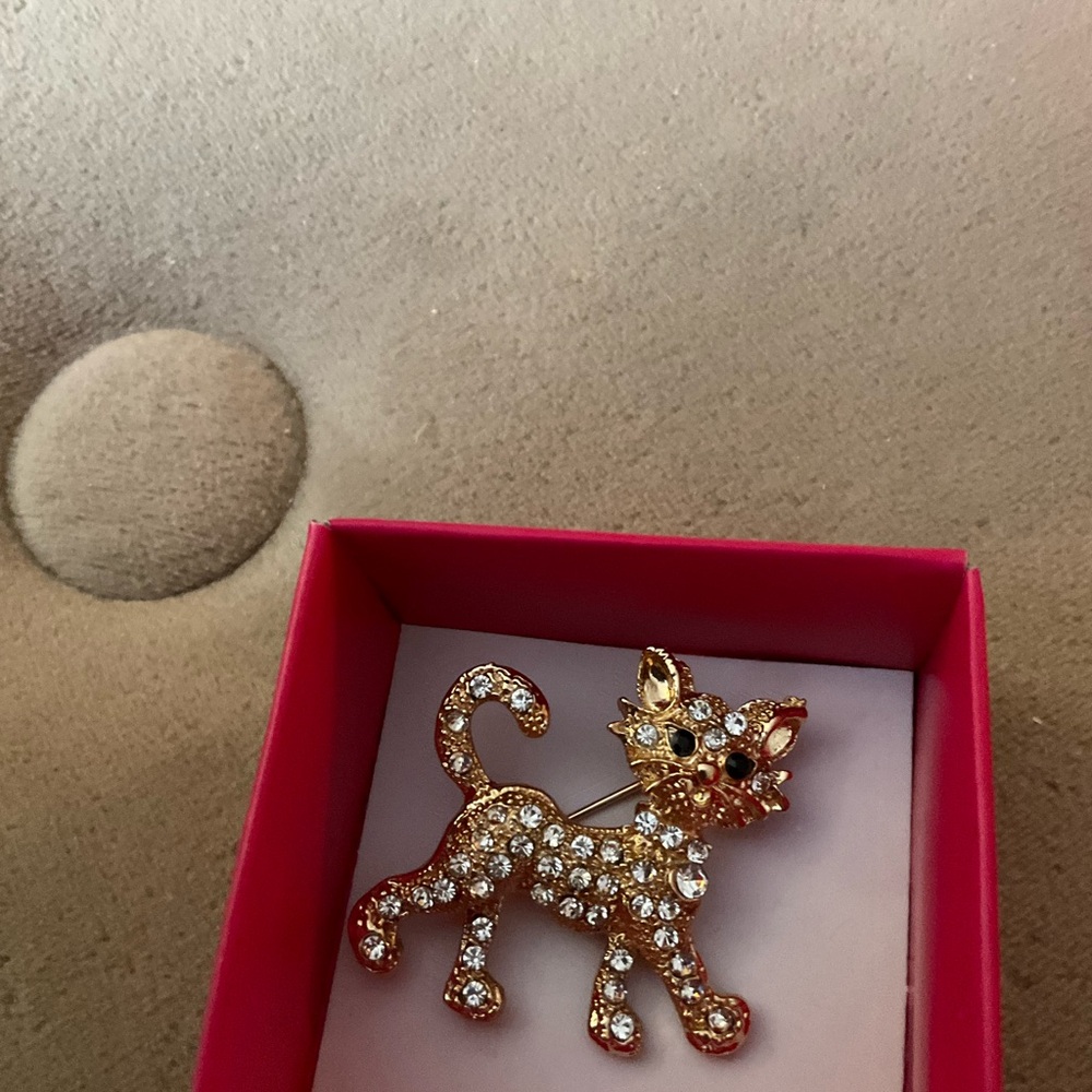 Elegant Gold Cat Brooch with Crystals